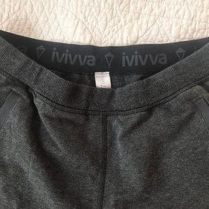 Ivivva soft sweats with pockets